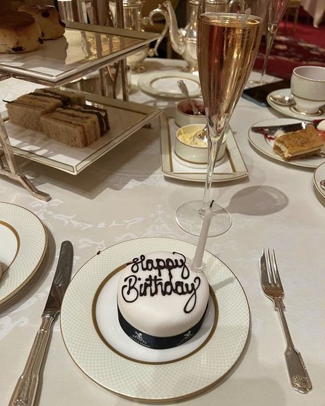 Ritz London Afternoon Tea, London Afternoon Tea, Life Luxury Lifestyle, Hotel Birthday, The Ritz London, Tea Princess, Aesthetic Princess, Afternoon Tea London, Princess Life