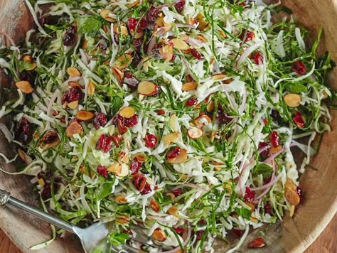 Thanksgiving Slaw, Meals For Family, Thanksgiving Salad, Vegan Coleslaw, Friendsgiving Food, Vegetarian Christmas, Foods To Cook, Salads Side Dishes, Ideas For Thanksgiving