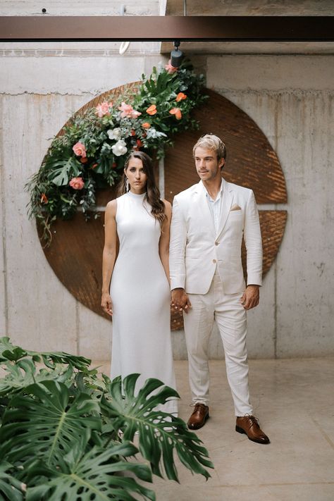 Paradise is a place on earth. We believe that after seeing this modern elopement with boho jungalow vibes at a luxe Costa Rican villa! From the sleek halter wedding dress to the monstera leaf wedding decor to the rattan candle hurricanes, we have a feeling this contemporary take on tropical weddings will have couples flocking to rainforests for their destination nuptials in no time. Jungalow Wedding, Tropical Luxe, Tropical Weddings, Modern Elopement, Africa Wedding, Halter Wedding, Halter Wedding Dress, Orange Candle, Forever Wedding