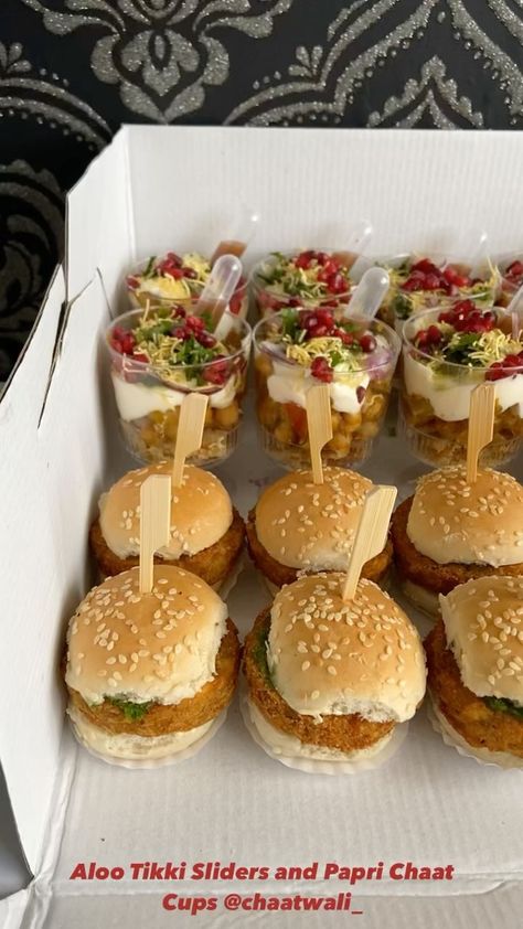 Aloo Tikki Sliders, Mini Desserts For Bridal Party, Chaat Stall Decoration Ideas, Indian Hors D'oeuvres, Indian Chaat Bar, Eid Party Food Ideas, Mini Indian Desserts, Diwali Food Ideas Indian, Chaat Station Wedding