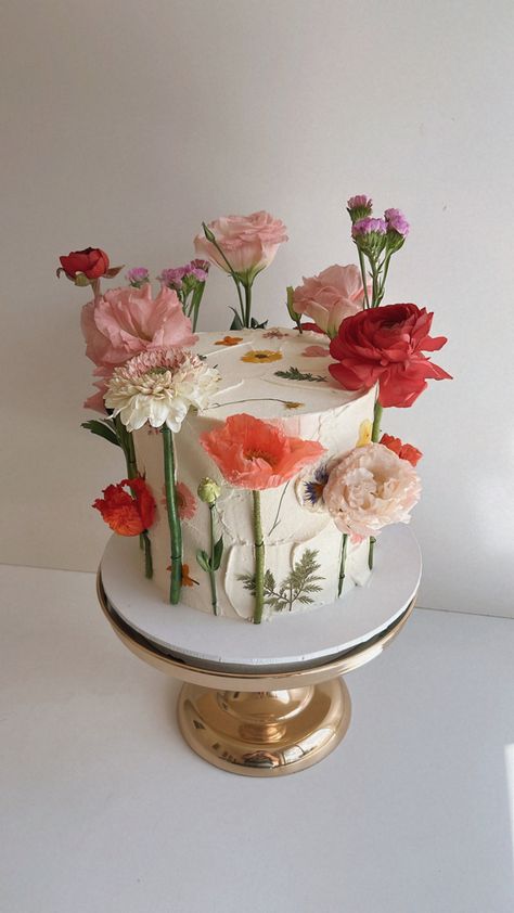 Textured Cake, Wedding Cake With Fresh Flowers, Flower Cake Design, Cake With Fresh Flowers, Birthday Cake With Flowers, Korean Cake, Chic Birthday, Fresh Flower Cake, Garden Theme Wedding