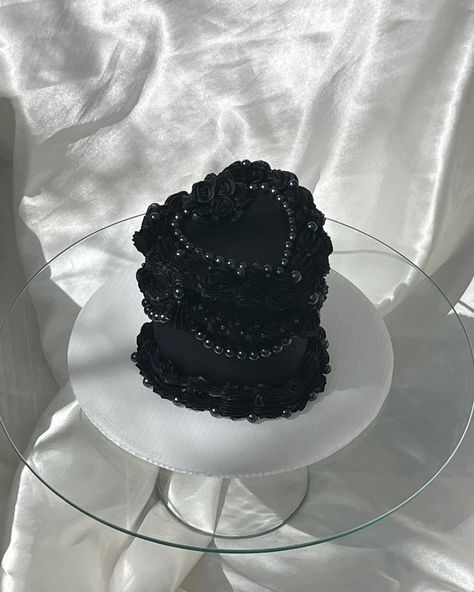 Tay | Mini black cake 🖤 I loved the little rose details! Starting April mini cakes will sadly be off my menu 🥲I’ve always been back and forth… | Instagram Small Black Wedding Cake, Black Mini Cake, Wedding Cake Black, Black Dessert, Small Birthday Cakes, Dream Birthday, Pearl Cake, Rose Details, Black Cake