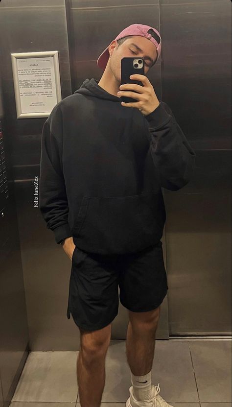 Black Cap Outfit, Hat Men Outfit, Cap Outfit Men, Hat Outfit Men, Minimal Streetwear, Boys Summer Fashion, Mens Shorts Outfits, Mens Casual Outfits Summer, Street Style Outfits Men