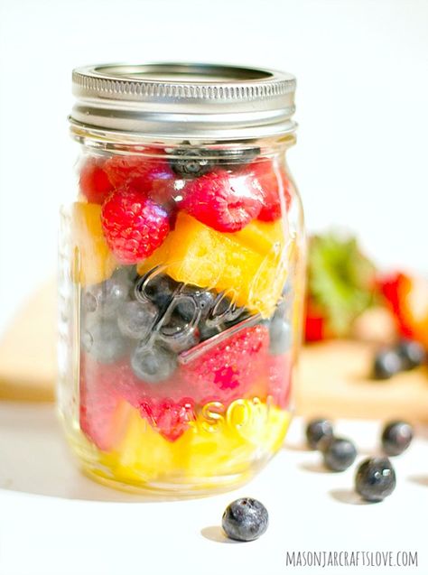 Fruit Salad In A Jar, Mason Jar Snacks, Jar Breakfast, Jar Fruit, Easy Desert, Salad Jars, Salad Jar Recipe, Breakfast In A Jar, Mason Jar Desserts