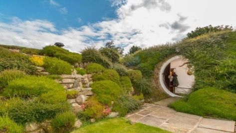 What lurks within this hill is a luxury hobbit house | Stuff.co.nz Forest Hermit, Hermit House, Sustainable Green Architecture, Eco House Ideas, Case Sotterranee, Mansion Inspiration, Underground Houses, Pyramid Roof, Courtyard Houses