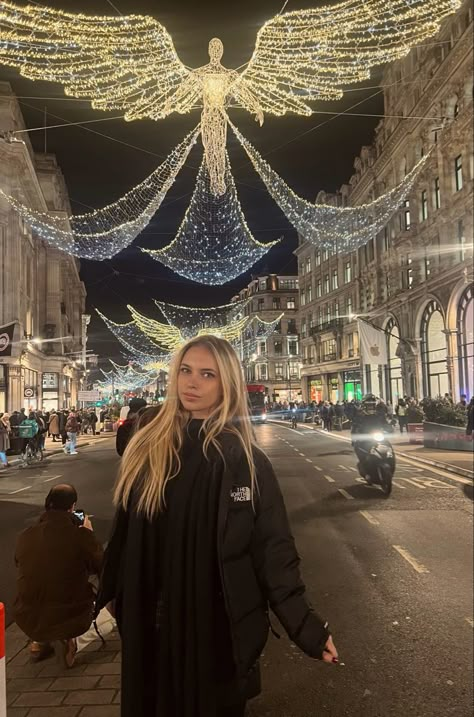 London Christmas Lights Poses, Oxford Street Lights, Winter Aesthetic Instagram, London Xmas, London Pics, Winter London, London Dreams, Lit Outfits, London Look