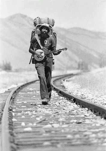 train meets banjo Best Guitar Players, Train Tracks, Dieselpunk, Guitar Player, The Train, Banjo, Music Art, Film Photography, Old Photos