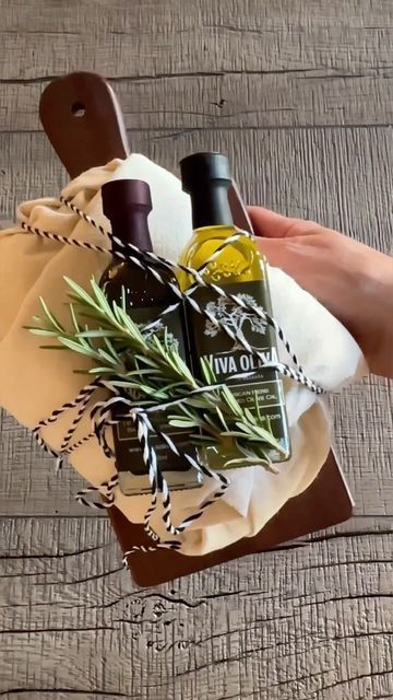 Olive Oil Hostess Gift, Knife Gift Basket, Olive Gift Basket Ideas, Bread And Oil Gift Basket, Italian Theme Gift Basket Ideas, Italian Gift Basket Ideas Diy, Diy Hostess Gifts Christmas, Bulk Holiday Gift Ideas, Pantry Shower Gift Ideas