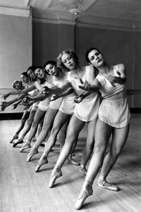 School Of American Ballet, William Klein, Berenice Abbott, Alfred Eisenstaedt, George Balanchine, American Ballet Theatre, New York Photos, History Of Photography, Ballet Costumes