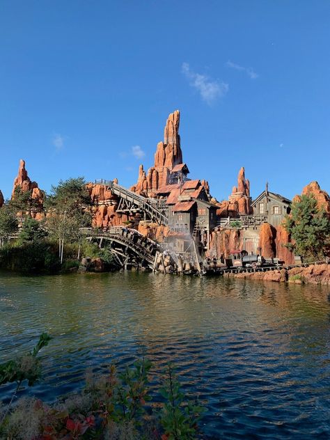 Disney Paris Attractions, Disney Shots, Disneyland Paris Aesthetic, Didny Worl, Disneyland Paris Attractions, Disneyland Paris Rides, Disneyland Paris Castle, Phantom Manor, One Day In Paris