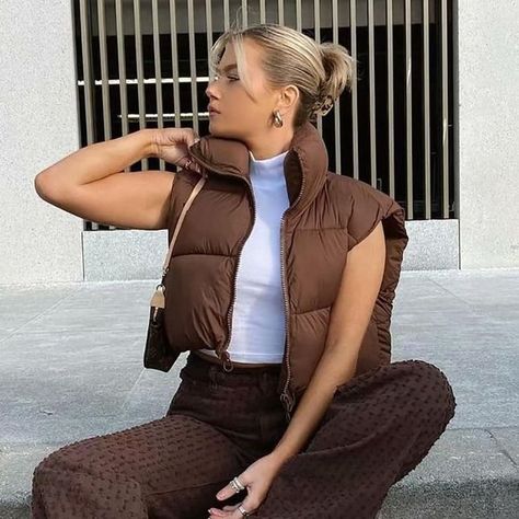 Pair this cropped puffer vest this winter with your favorite long sleeve basic. The crop detail is so flattering. Soft Grunge Outfits, Brown Outfits, Outfit Brown, Chic Outerwear, Padded Gilet, Vest Women, Cropped Vest, Women Jacket, Smart Casual Outfit