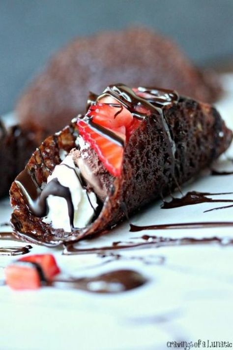 Chocolate Taco, Whipped Cream And Strawberries, Cream And Strawberries, Dessert Taco, Patisserie Fine, Ice Cream Chocolate, Lace Cookies, Diy Easy Recipes, Heart Food