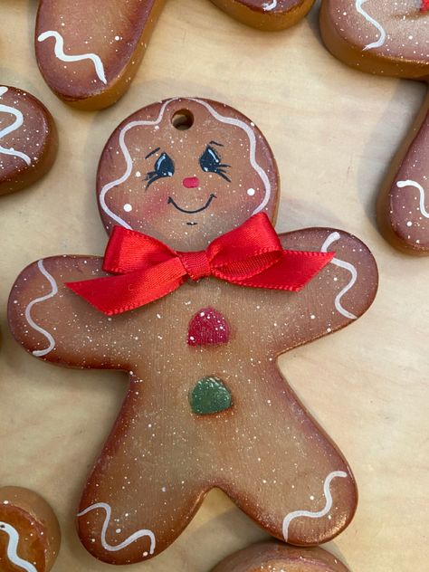 Paint Gingerbread Man, Painted Gingerbread Ornaments Diy, Christmas Tole Painting Ideas, Gingerbread Man Painting Ideas, Painting Gingerbread Men, Painted Gingerbread Ornaments, Gingerbread Faces Painting, Clay Gingerbread Ornaments, Gingerbread Diy Ornaments