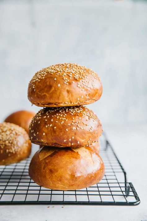 Homemade Burger Brioche Buns are so easy to make. This step by step Burger Bun Recipe and recipe video will help you make the best homemade hamburgers. The buns are soft and sprinkled with sesame. Perfect for housewarming party, picnics, fourth of July barbecue or any other weekend dinner party. #burgerbun #briochebuns #homemadehamburger #hamburgerbun #easybrioche #breadrolls #jernejkitchen Spring Bbq, Buns Homemade, Burger Bread, Burger Buns Recipe, Pain Naan, Fresh Yeast, Burger Bun, Homemade Burger, Pain Sans Gluten