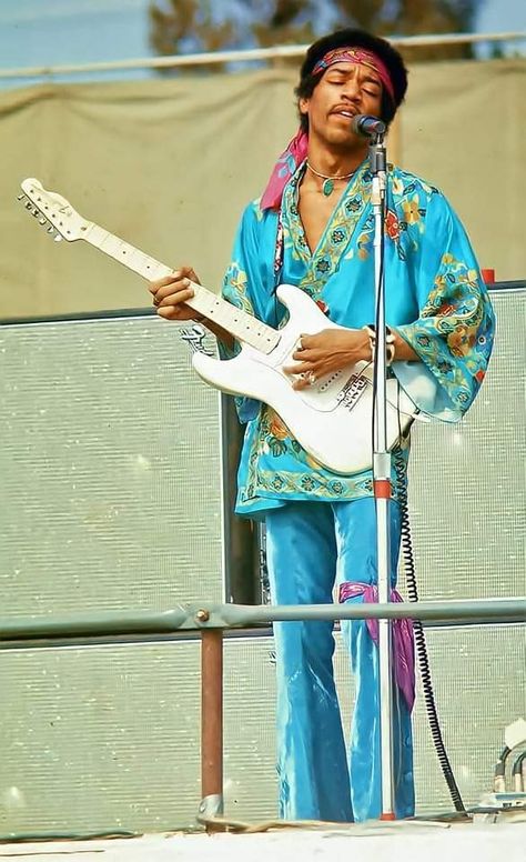 Jimi Hendrix Live, Jimi Hendrix Guitar, Turquoise Clothes, Jimi Hendrix Experience, Jimmy Page, Guitar Hero, Janis Joplin, Fender Telecaster, June 22