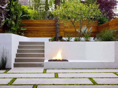 Architecture Modern Hillside Home-23-1 Kindesign Backyard Retaining Walls, Retaining Wall Design, Concrete Retaining Walls, Modern Outdoor Spaces, Yard Fence, Contemporary Patio, Landscaping Inspiration, Garden Paving, Modern Landscape Design