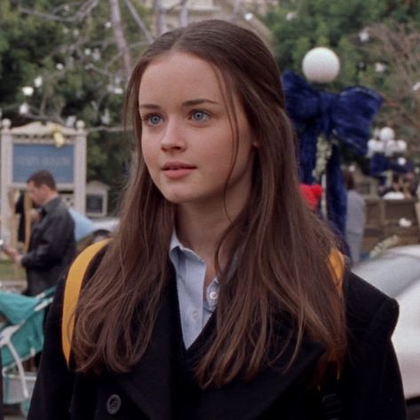 Rory Gilmore Hair, Gilmore Outfits, Rory Gilmore Style, Gilmore Girls Fashion, Gilmore Girls Seasons, Gilmore Girl, Peinados Fáciles Para Cabello Corto, Steve Harrington, Rory Gilmore