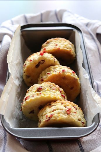 Orange, Cranberry Cream Scones - The colorful cranberries and orange specks make these so inviting. American Test Kitchen, Baking Scones, Cranberry Orange Scones, Cranberry Scones, Scones Recipe Easy, Orange Scones, Homemade Scones, Orange Cranberry, Cream Scones