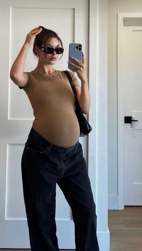 Not Maternity Clothes, Baggy Jeans Maternity Outfit, Street Style Maternity Outfits, Cool Mom Maternity Style, Maternity Outfits Street Styles, Celebrity Pregnancy Outfits, Comfy Casual Maternity Outfits, Maternity Outfit Aesthetic, Maternity Aesthetic Outfit