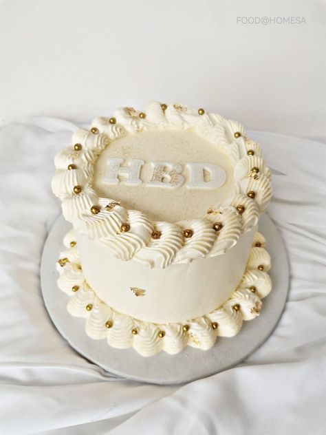 White And Gold Single Tier Cake, White And Gold Bento Cake, White And Gold Heart Cake, White And Gold Cake Ideas, Gold And White Birthday Cake, White And Gold Birthday Cake, White And Gold Birthday, Gold Foil Cake, White And Gold Cake