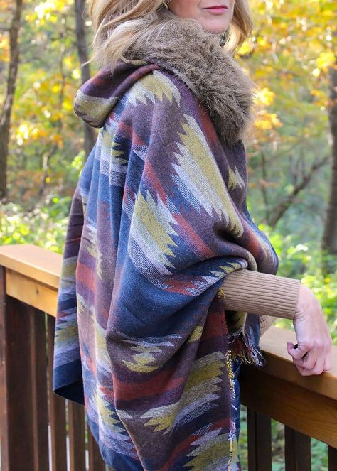 Diy Hooded Cape, Hooded Cape Pattern, Homemade Christmas Gift Ideas, Christmas Gifts Diy Homemade, Diy Cape, Homemade Christmas Gift, Gifts For Sisters, Quilted Clothing, Cape Pattern