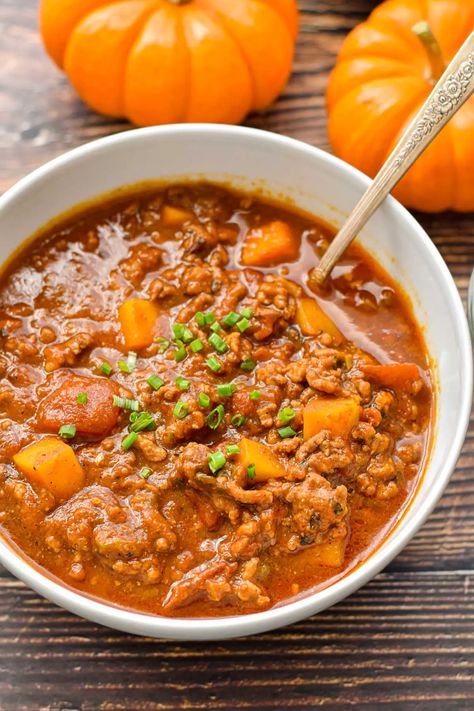 This low FODMAP Double Pumpkin Chili recipe for the Instant Pot or slow cooker offers a cozy lunch or dinner dish bursting with fall flavors! #LowFODMAP, #Keto, #lowcarb, #Paleo and #Whole30 compliant, #dairyfree, and #glutenfree. ~ Good Noms, Honey! ~ Low FODMAP Pumpkin Chili ~ Low FODMAP Fall Recipes Fodmap Chili, Low Fodmap Pumpkin, Fodmap Slow Cooker, Pumpkin Chicken Chili, Chili Instant Pot, Low Fodmap Diet Plan, Chili Seasoning Recipe, Fodmap Recipes Dinner, Turkey Pumpkin Chili