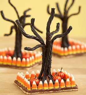 Cool Halloween treats/decorations made from twizzlers and other candy Lila Party, Creepy Halloween Food, Halloween Party Activities, Dekorasi Halloween, Hallowen Ideas, Halloween Centerpiece, Halloween Tree, Black Licorice, Fall Crafts For Kids