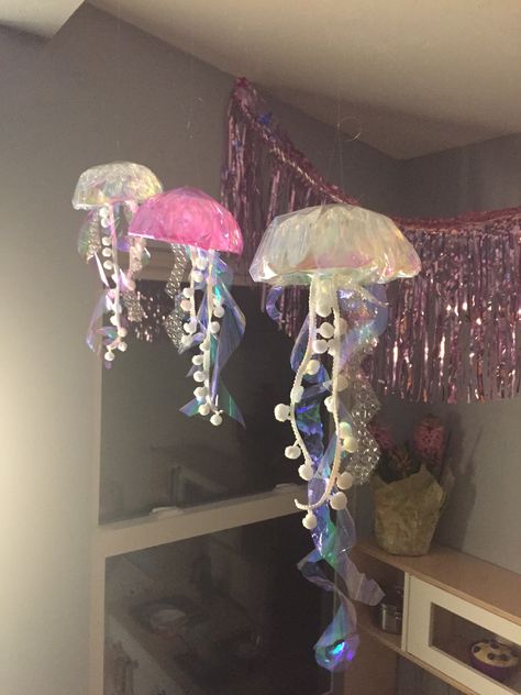 Fish Decorations, Diy Jellyfish, Jellyfish Decorations, Decorations For Party, 22 December, Themed Bedroom, Deco Originale, Jelly Fish, Cute Room Ideas