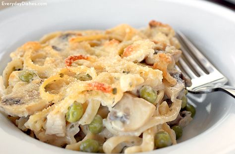 Update a classic dish. Make an easy chicken tetrazzini casserole without canned soup. Create your own rich, creamy sauce with fresh veggies, herbs and wine. Tuna Tetrazzini, Turkey Tetrazzini Recipe Easy, Easy Chicken Tetrazzini Recipe, Turkey Tetrazzini Recipe, Chicken Tetrazzini Casserole, Easy Chicken Tetrazzini, Tuna Noodle Casserole Recipe, Tuna Casserole Easy, Cheesy Chicken Casserole