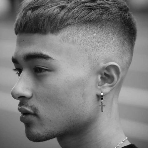 Men with ear jewelry are a thing. Just ask Lil Nas X, Harry Styles and any K-pop star.It glistens, it sways, it frames your face. It’s the dangly earring, and it’s hanging from men’s lobes everywhere.Lil Nas X, the rapper cowboy, often pairs his fringed western jackets with a gold cross swinging from his left ear.Odell Beckham Jr., the heavily tattooed N.F.L. wide receiver, prefers wearing a gold cross on his right ear, whether he’s in his Cleveland Browns uniform or a Thom Browne tuxedo. One Earring Trend Men, Hanging Cross Earrings Men, Mens Hanging Earrings, Mens Cross Earrings, Dangly Earrings Men, Guys With Earrings, Earrings Men Style, Mens Ear Piercing, Men With Piercings