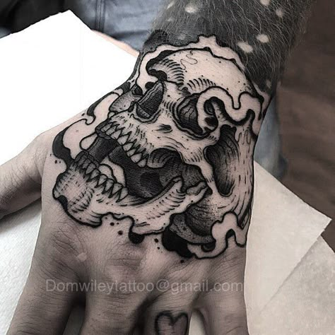 DOM WILEY Herren Hand Tattoos, Gotik Tattoo, Dark Art Tattoo, Badass Tattoos, Hand Tattoos For Guys, Dark Tattoo, Black Ink Tattoos, Hand Tattoo, Skull Tattoos