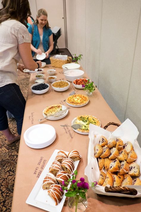 Paper tablecloth -write food labels on Butcher Paper Tablecloth Wedding, Butcher Paper Tablecloth Party, Butcher Paper Wedding Table, Mom Group Ideas, Butcher Paper Thanksgiving Table, Craft Paper Tablecloth, Butcher Paper Tablecloth, Moms Group Activities, Paper Tablecloths