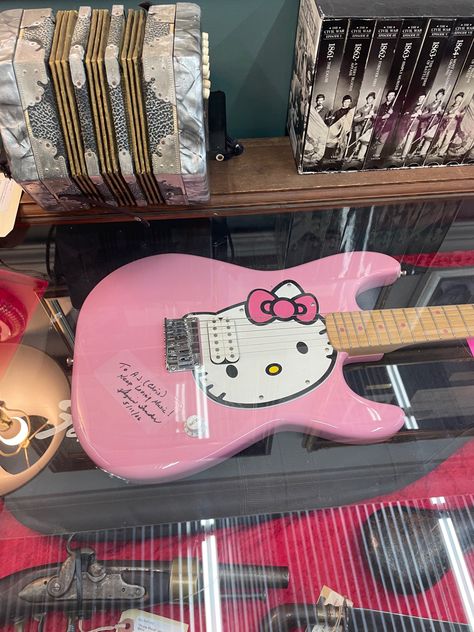 Hello Kitty Guitar Pick, Pink Hello Kitty Guitar, Coquette Electric Guitar, Cat And Electric Guitar, Hello Kitty Guitar, Mike Shinoda, Kitty Wallpaper, Inspirational Wallpapers, Hello Kitty Wallpaper