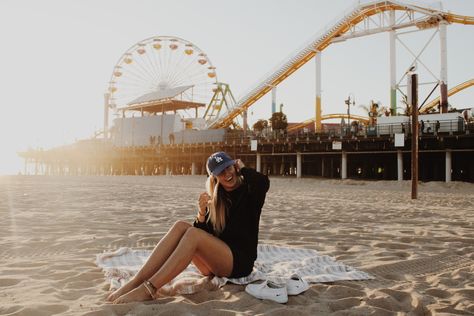 Santa monica pier Venice Beach Picture Ideas, Santa Monica Beach Outfits, Santa Monica Outfit Spring, Santa Monica Photoshoot, Santa Monica Photo Ideas, La Photo Ideas, La Photoshoot Locations, Santa Monica Pier Outfit, Santa Monica Outfit