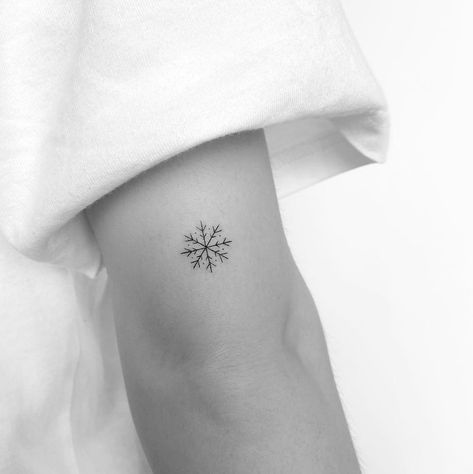 Dainty Christmas Tattoos, Snow Related Tattoos, Mini Snowflake Tattoo, Small Winter Tattoo Ideas, Snow Flake Tattoos For Women, Snowflake Fine Line Tattoo, Subtle Christmas Tattoo, Christmas Fine Line Tattoo, Minimalist Snowflake Tattoo