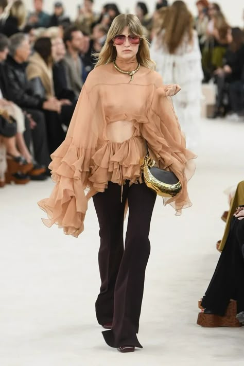 Chloé Fall 2024 Ready-to-Wear Runway, Fashion Show & Collection Review [PHOTOS] Short Women Outfits, Chloe Fashion, Fancy Clothes, Boho Chic Outfits, Runway Trends, Life Tips, Beauty And Lifestyle, Fashion Show Collection, Fall 2024