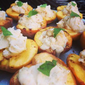 Grilled Peaches with Honey Marscapone Cheese Peach Appetizer, Honey Mascarpone, Marscapone Cheese, Recipe With Honey, Clean Snacks, Grilled Peaches, Summer Dessert Recipes, Mascarpone Cheese, Pastry Desserts