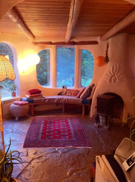 Cob House Bedroom, Cobb Homes, Cob House Interior, Cob Homes, Casa Hobbit, Earth Bag Homes, Straw Bale House, Earthship Home, Mud House