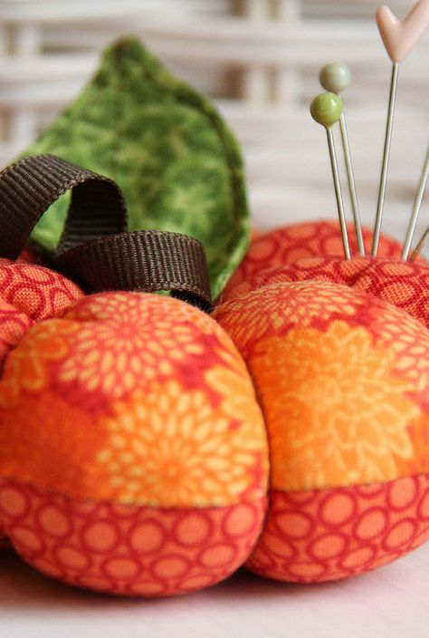 Incorporate the feel of fall into upcoming sewing projects with a DIY Pumpkin Pincushion. Stitch together orange fabrics with a seasonal theme, and use Fiskars Supersize Template and sewing tools to create a handy and functional craft. Would be a great gift for a fellow seamstress! Pumpkin Pin Cushion, Quilt Retreat Ideas, Quilting Gifts, Pincushion Tutorial, Pumpkin Pin, Halloween Sewing, Pin Cushions Patterns, Quilt Retreat, Fall Planters