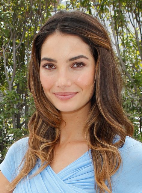 Lucky Lily Aldridge, always looking like she just got back from vacation! // #celebritybeauty Single Process Hair Color, Single Process Color, Salon Hair Color, Different Makeup Looks, Color Formulas, Covering Gray Hair, Lily Aldridge, Dark Blonde Hair, Very Short Hair