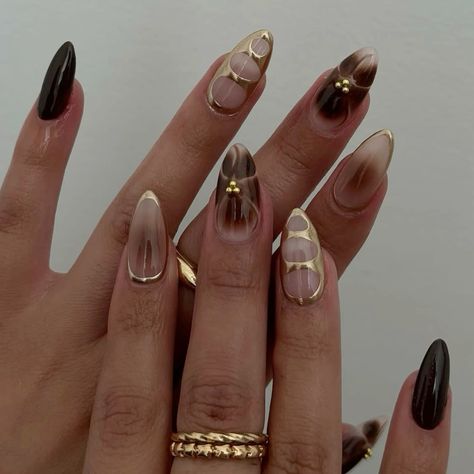 gel nails, gold nails, gold and brown, sade nails, sade girl nails, sade girl Autumn Nail Asthetic, Brown Fall Nail Set, Simple Autumn Nails Almond, Gel Polish Nail Designs Brown, Nails Inspo 2024 Fall, Black Brown Nail Art, Autumn Nail Inspo Almond, Brown Nails And Gold, Brown Nails Inspo Aesthetic