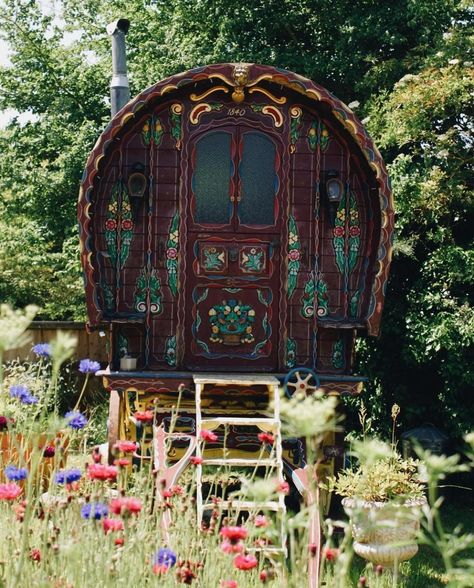 Have you ever experienced staying in a Vardo? I’ve always been fascinated by these traditional Gypsy carriages, known for their ornate decorations and intricate carvings. They were typically horse-drawn with four wheels, two of which were used for steering. I often tell Mr. H that I could easily adapt to a Romani lifestyle; there’s a deep connection to my heritage that suggests my ancestors, the “Knappets,” lived a nomadic life of sorts. While researching my family history, I discovered tha... Romani Caravan Aesthetic, Romani Lifestyle, Vardo Wagon Interior, Romani Caravans, Romani Vardo, Romani Wagon, Nomadic Life, Caravan Decor, Horse Drawn Wagon