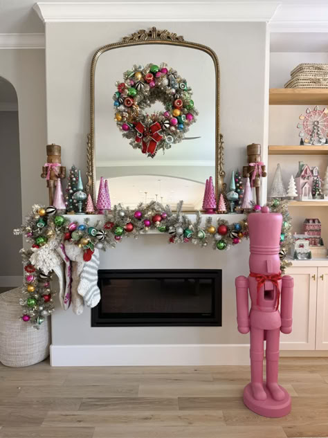 The most gorgeous colorful Christmas decor for your mantel and living room! Simple Colorful Christmas Decor, Christmas Decor Ideas Colorful, Colorful Christmas Mantle, Eclectic Christmas Decorations, Vintage Colorful Christmas, Funky Christmas Decor, Mantle Christmas Decor Ideas, Colorful Vintage Christmas, Christmas Decor Colorful