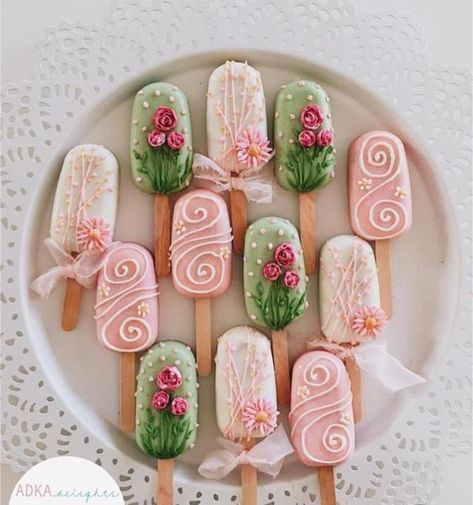 Spring Cakesicles, Elegant Cake Pops, Rose Cake Pops, Popsicles Cake, Cake Pop Displays, Quick Baking, Sugar Cookie Cakes, Cake Pop Decorating, Mini Doughnuts