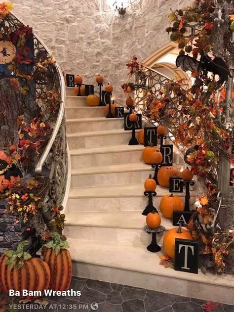 Fall Decor For Staircase, Glam Wreaths, Halloween Staircase Decor, Front Yard Fall Decor, Fall Table Settings Autumn, Halloween Gala, Indoor Halloween Decor Ideas, Halloween Hunt, Porch Decor Halloween