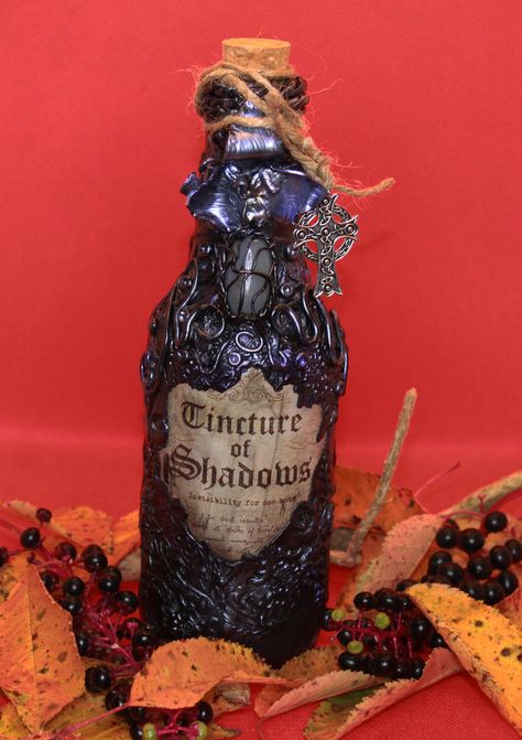 Bottle Halloween Decorations, Potion Display, Polymer Clay Bottle, Apothecary Diy, Clay Bottle, Halloween Potion, Halloween Potion Bottles, Halloween Apothecary, Beautiful Bottles