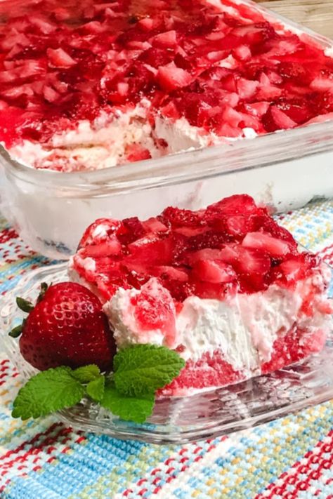 angel-food-dessert-crowd Layered Angel Food Cake With Berries, Angel Food Jello Cake, Angel Food Cake And Jello Recipes, Angel Food Strawberry Shortcake, Desserts Made With Angel Food Cake, Angel Food Cake Dessert Recipes, Summer Sweets Desserts, Strawberry Jello Angel Food Cake Dessert, Angel Food Cake Strawberry Shortcake