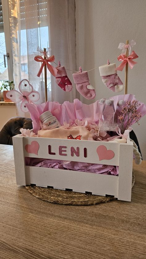 Babygeschenkkorb für Mädchen 🩷 zur Geburt 👸 Creative Baby Shower Gifts, Baby Shower Gift Box, Baby Shower Gift Ideas, Baby Gift Hampers, Cute Baby Announcements, Baby Shower Baskets, Diy Gift Set, Baby Hamper, Presents For Girls