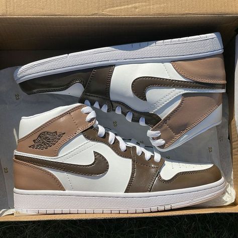 Air Jordan 1 Brown, Brown Jordan 1, Custom Air Jordan 1, Fall Fashion Shoes, Pjo Dr, Dr Shoes, Jordan Shoes Girls, All Nike Shoes, Cute Nike Shoes