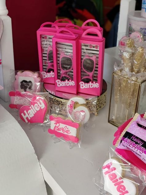 Barbie Party Favors Ideas, Barbie Birthday Party Bags, Barbie Giveaways Ideas, Barbie Themed Quinceañera, Barbie Treat Boxes, 2nd Birthday Barbie Theme, Barbie Birthday Favor Ideas, Barbie Favors Ideas, Barbie Theme Centerpieces